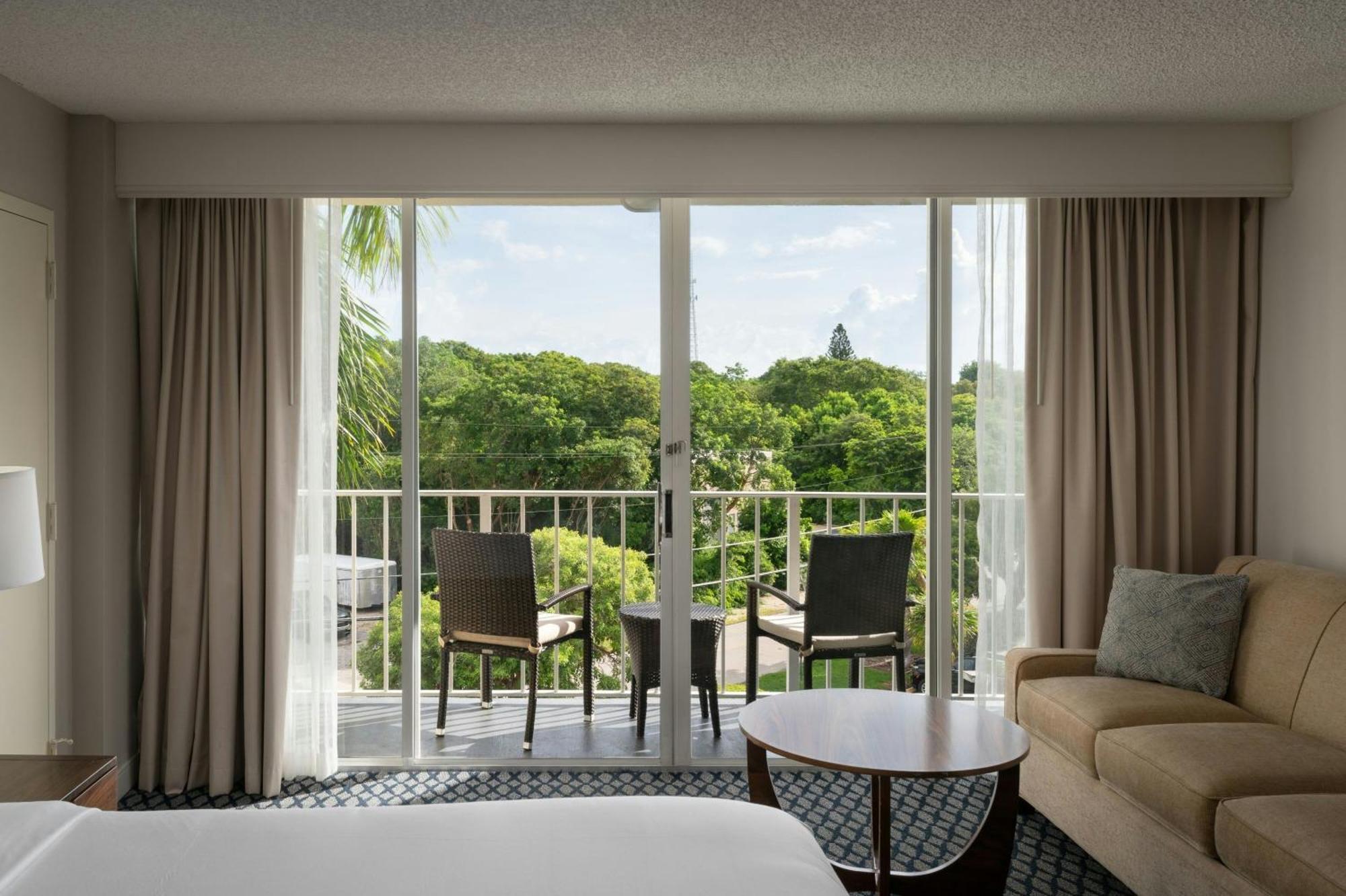 คอร์ตยาร์ด คีย์ลาร์โก Hotel ภายนอก รูปภาพ
