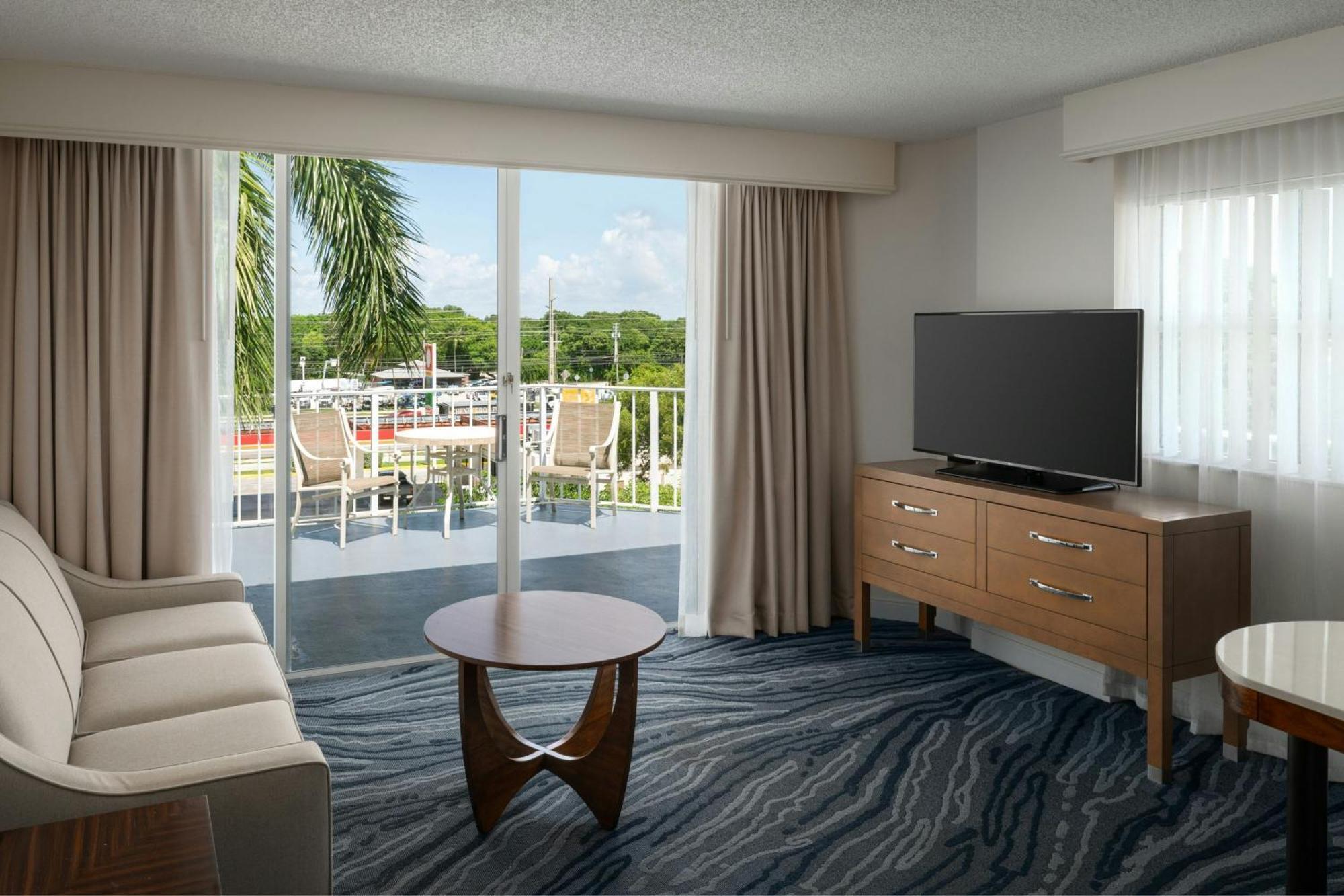คอร์ตยาร์ด คีย์ลาร์โก Hotel ภายนอก รูปภาพ